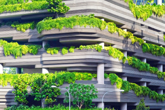 Edificios con jardines verdes en los alrededores